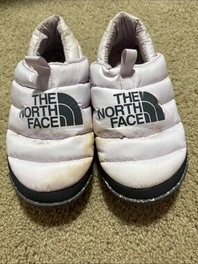 The North Face Kids Padded Slip-On Slippers in Light Pink